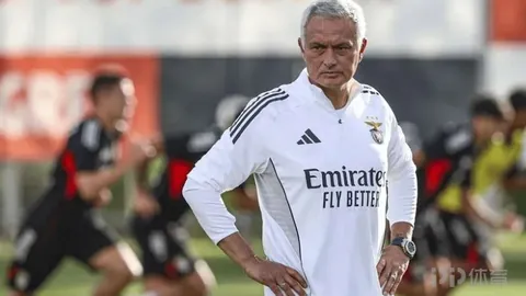 《41岁弟媳挥别队友，深情告别伦敦亲人，远行心绪引球迷关注》